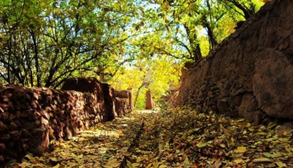 قرية ابيانه التاريخية في فصل الخريف -ايران