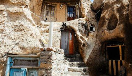 ناس يعيشون في الكهوف في منطقة قرية كندوان في ايران 