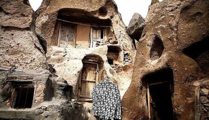 ناس يعيشون في الكهوف في منطقة قرية كندوان في ايران 