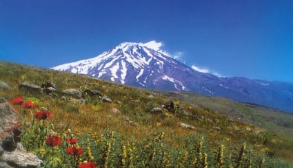جبل دماوند اعلى قمة في سلسلة جبال البرز شمال ايران