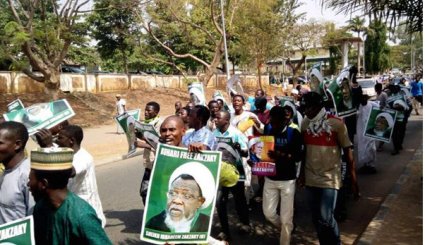 شلیک گلوله های جنگی به سمت تظاهرکنندگان نیجریه ای + تصاویر