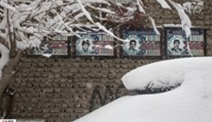 الثلوج تتسبب في اغلاق الطرق والمطارات في طهران والعدید من المدن