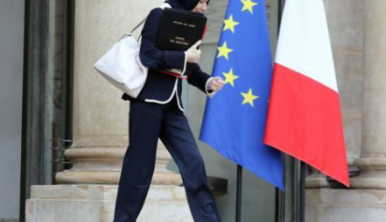 حجاب وزیر دفاع فرانسه هنگام خروج از کاخ الیزه + تصاویر