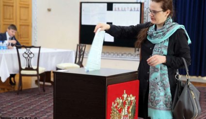 بالصور.. الجالية الروسية في إيران تصوت بالإنتخابات الرئاسية الروسية