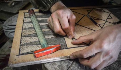 فن التطعيم بالخشب.. إحدى الصناعات اليدوية في محافظة إصفهان الايرانية