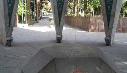 مقبرة عالم الرياضيات والشاعر الكبير عمر الخيام في نيسابور 