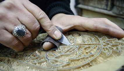 مراحل النقش علي الأقمشة – من الهدايا التي تتفنّن بها إيران في نقش الأقمشة بطريقة الطبع بلقوالب المتنوعة الألوان