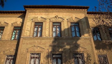 مبنى كلاه فرنجي في جامعة دافوس التابعة للجيش الإيراني 