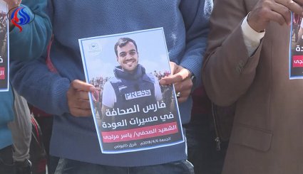 فيديو وصور؛ لف جثمان الصحافي الفلسطيني ياسر مرتجى بالعلم وسترة المهنة