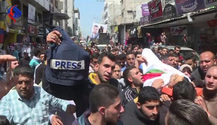 فيديو وصور؛ لف جثمان الصحافي الفلسطيني ياسر مرتجى بالعلم وسترة المهنة