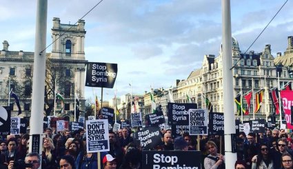 تظاهرات ضد جنگ در مقابل پارلمان انگلیس؛ «بمباران سوریه را متوقف کنید»+تصاویر