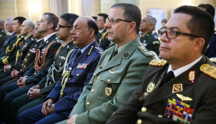 لقاء الملحقين العسكريين الاجانب في طهران مع قائد القوة البرية للجيش الايراني