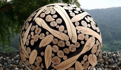 الفنان الكوري الجنوبي، جاي هيو لي يحول الاخشاب الى قطع فنية