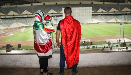 العائلات الايرانية تشاهد نصف نهائي كأس العالم في استاد 