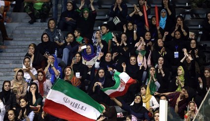 العائلات الايرانية تشاهد نصف نهائي كأس العالم في استاد 