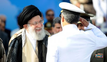 حفل تخريج لدفعة جديدة من ضباط الكلية البحرية للجيش الإيراني برعاية قائد الثورة الإسلامية 