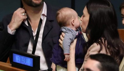 خانم نخست وزیر با نوزاد سه ماهه در سازمان ملل حضور یافت - عکس