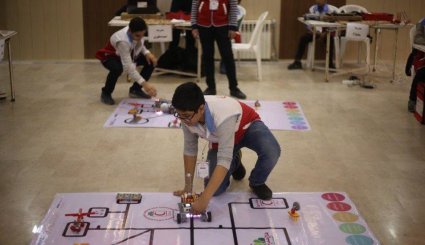 بالصور ..منافسات المشاريع الروبوتية في محافظة 