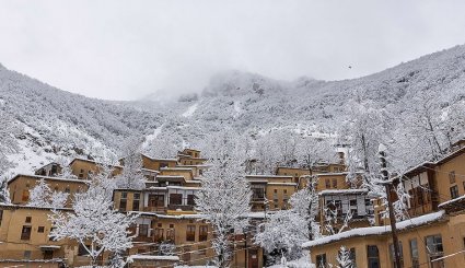 تساقط الثلج في قريةماسولة التاريخية شمال ايران 