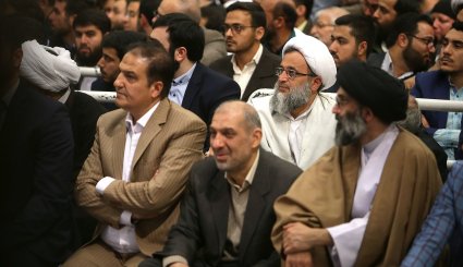 صور .. لقاء قائد الثورة الإسلامية مع جمع من منشدي أهل البيت(ع)