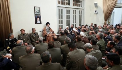 الامام الخامنئي يستقبل كبار قادة الجيش الايراني