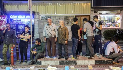 بالصور.. موائد الإفطار الرمضانية في طهران