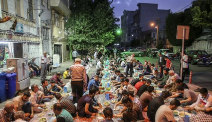 بالصور.. موائد الإفطار الرمضانية في طهران