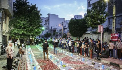 بالصور.. موائد الإفطار الرمضانية في طهران