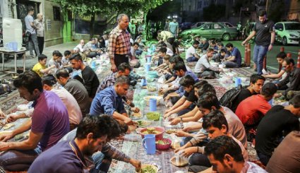 بالصور.. موائد الإفطار الرمضانية في طهران