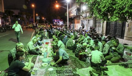 بالصور.. موائد الإفطار الرمضانية في طهران