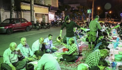 بالصور.. موائد الإفطار الرمضانية في طهران