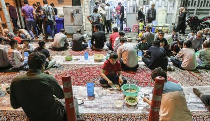 بالصور.. موائد الإفطار الرمضانية في طهران