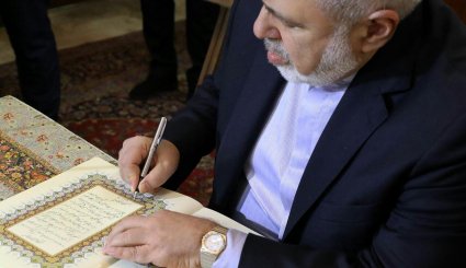 فيديو وصور/ظريف يوقع في دفتر عزاء شهداء العدوان الامريكي