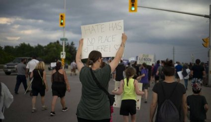  بالصور..مسيرة تضامن مع الأسرة المسلمة ضحية 'الكراهية' في كندا
