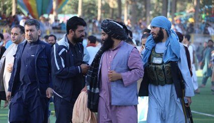 بالصور..مسلحو طالبان يشاهدون مباراة كرة قدم ويسلمون الكأس للفائز