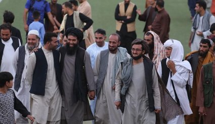 بالصور..مسلحو طالبان يشاهدون مباراة كرة قدم ويسلمون الكأس للفائز