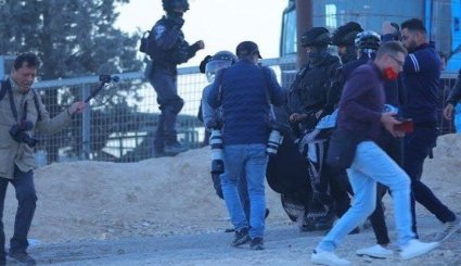 قوات الاحتلال تقوم بسحل وضرب فتاة فلسطينية في النقب + فيديو