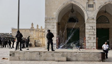 شاهد الاستفزاز الإسرائيلي في صور عن اقتحامه المسجد الأقصى اليوم
