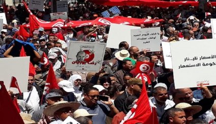 بالصور..احتجاجات في تونس ضد سعيّد رغم الإجراءات الأمنية