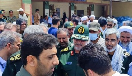 قائد بحرية الحرس الثوري يتفقد المناطق المنكوبة بالزلزال في هرمزجان