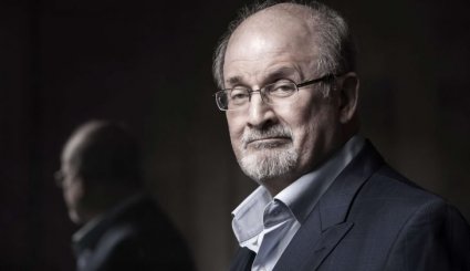 شاهد/المرتد سلمان رشدي يتعرض للطعن في نيويورك