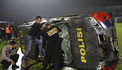صور جديدة لكارثة ملعب إندونيسيا والرئيس يصدر أمرا عاجلا