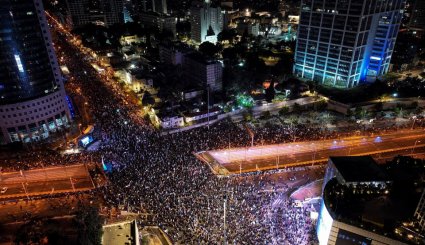 اعتراض خیابانی ده‌ها هزار اسرائیلی به برنامه کابینه نتانیاهو برای تغییرات قضایی