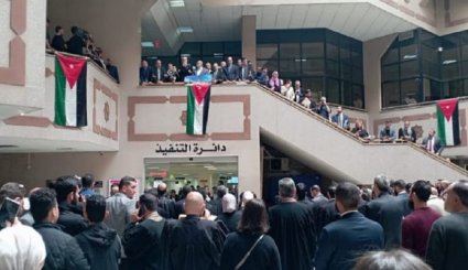 محامو الأردن يطالبون بطرد السفير الإسرائيلي من البلاد + صور