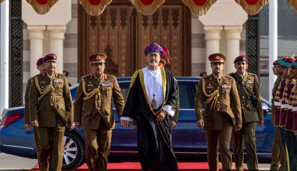 شاهد/سلطان عمان يصل الى طهران على رأس وفد رسمي رفيع المستوى