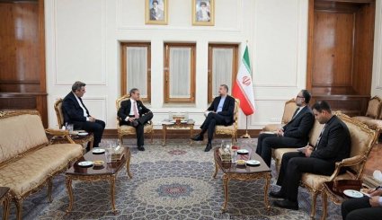 أمين مجلس الأمن القومي الأرميني يلتقي وزير الخارجية الإيراني