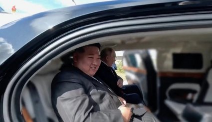 شاهد: الزعيم الكوري الشمالي يركب سيارة أهداها له بوتين!