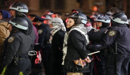 شرطة نيويورك تقتحم جامعة كولومبيا وتعتقل عشرات المؤيدين لغزة