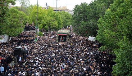 مشاهد خاصة لوداع الرئيس الإيراني الراحل إلى مثواه الأخير
