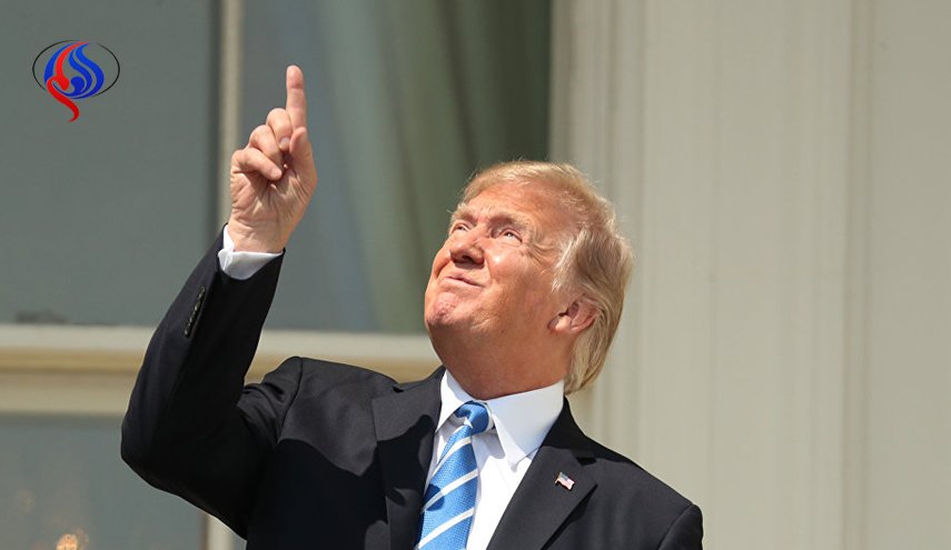 نگاه کردن رئیس جمهور آمریکا به کسوف بدون عینک! +عکس